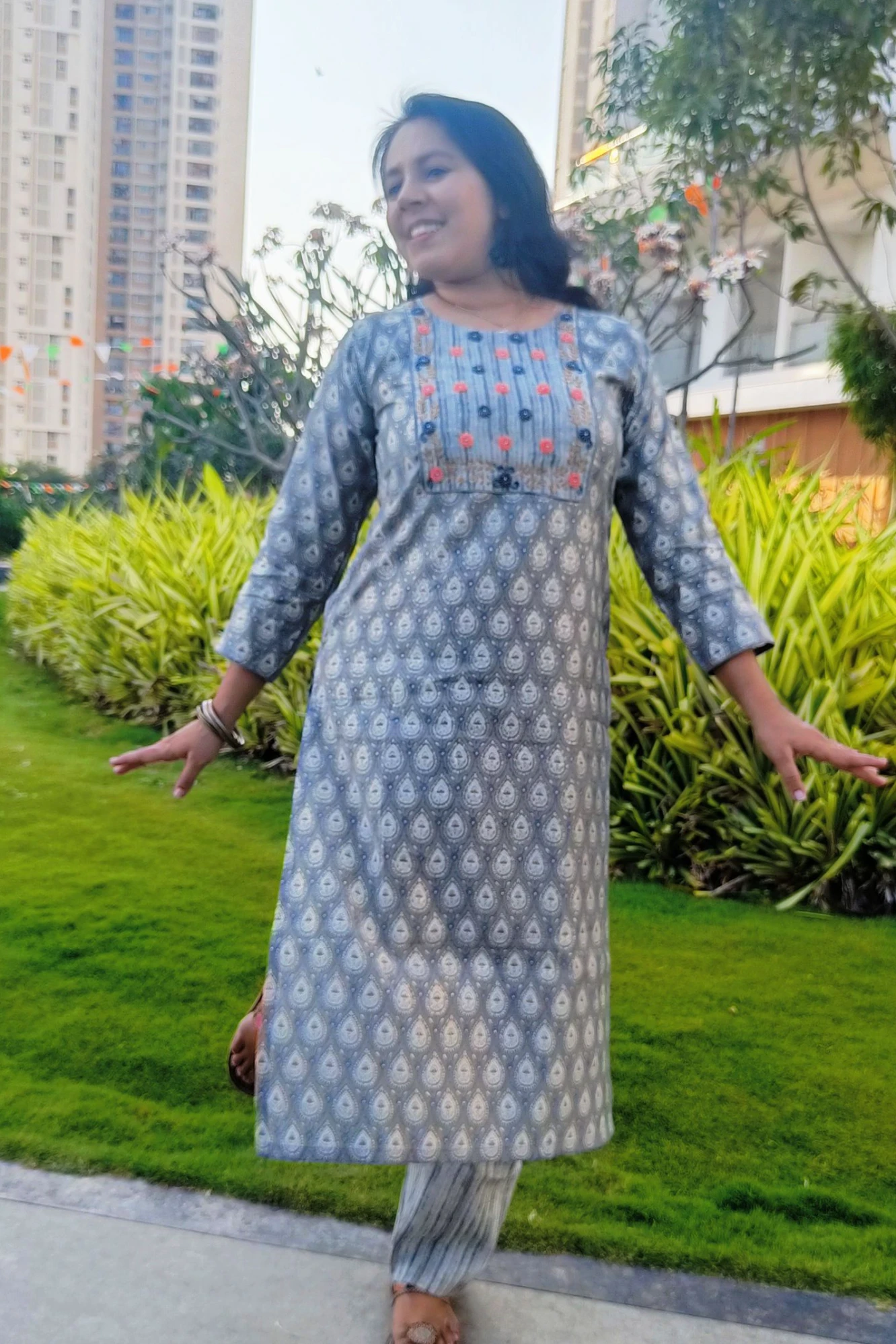 Hand embroidered cotton kurta set (S)
