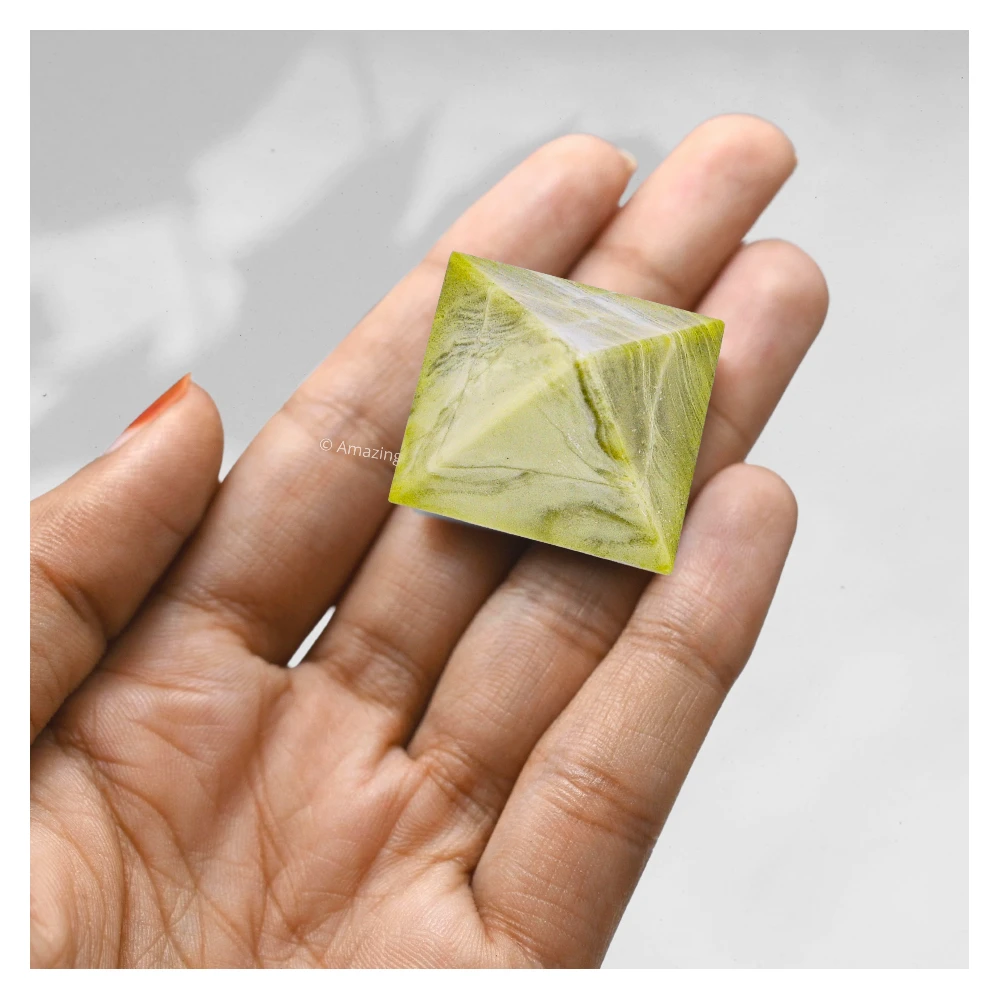 Serpentine Pyramid (1 Inch)