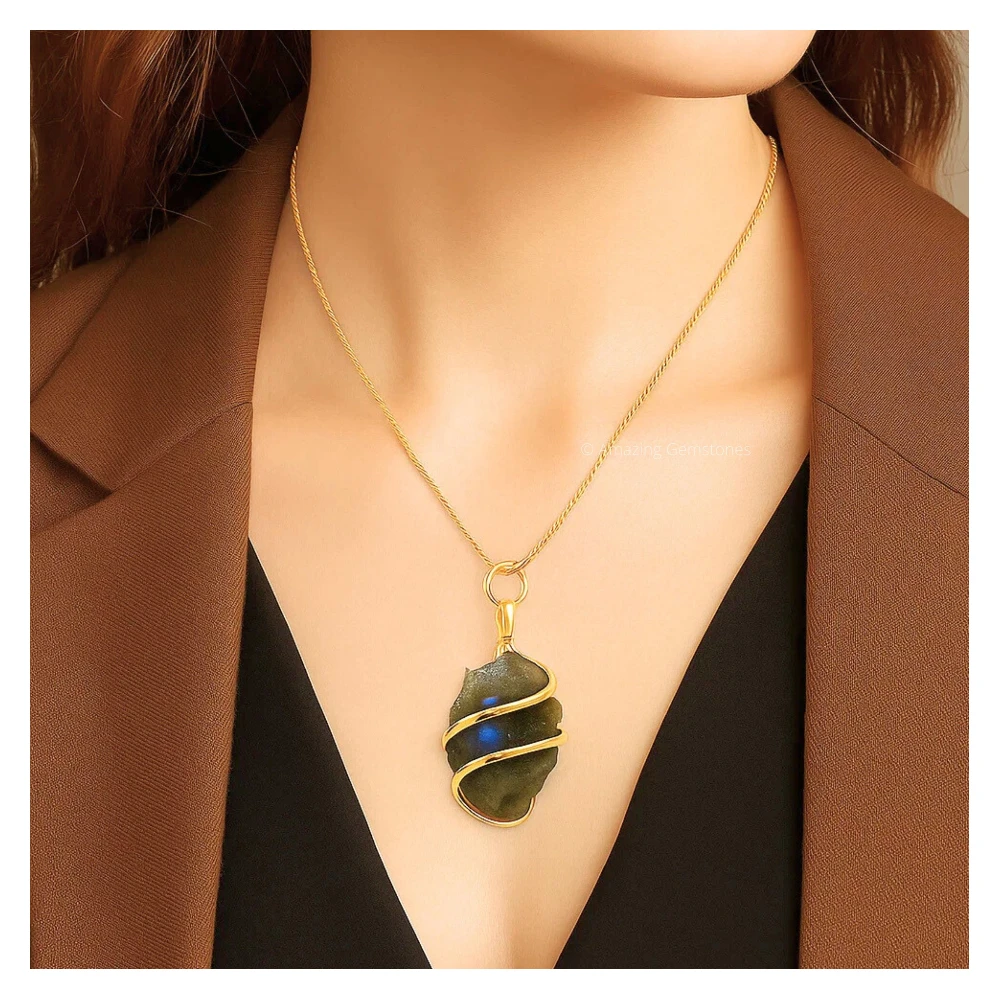 Labradorite Necklace - Raw Crystal (Gold)