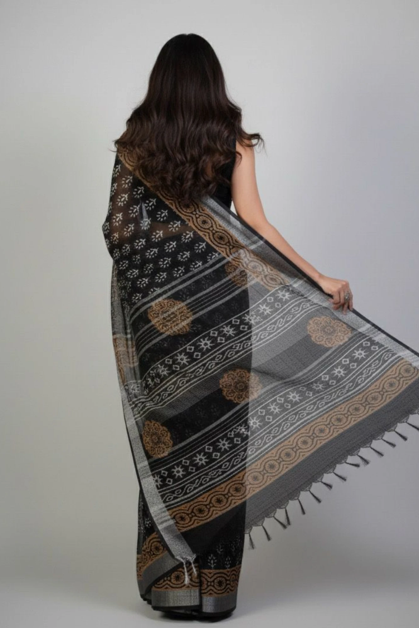 Exquisite Hand-Printed Linen saree with Opulent Zari Border
