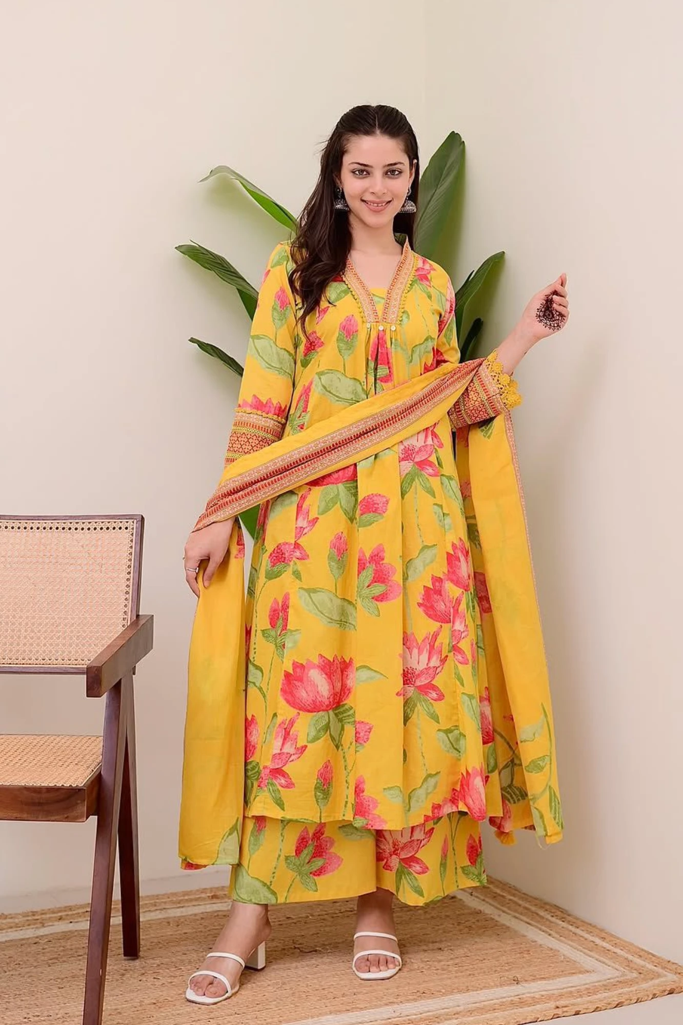 New stylish and affordable beautiful look straight alia cut set with beautiful print (Mustard Yellow/M)