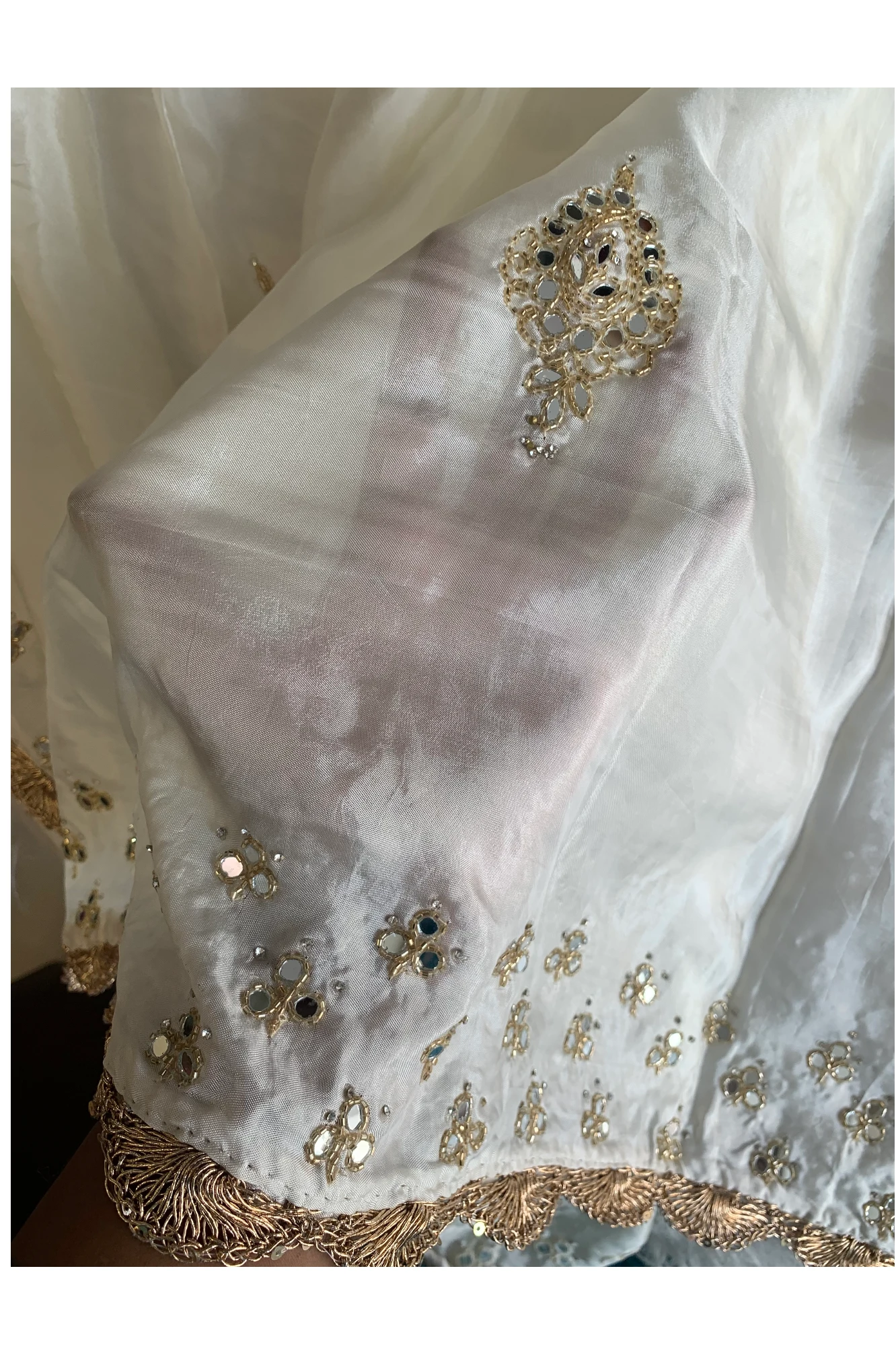Ivory Base Saree with Red Pallu & Blouse 5751 05