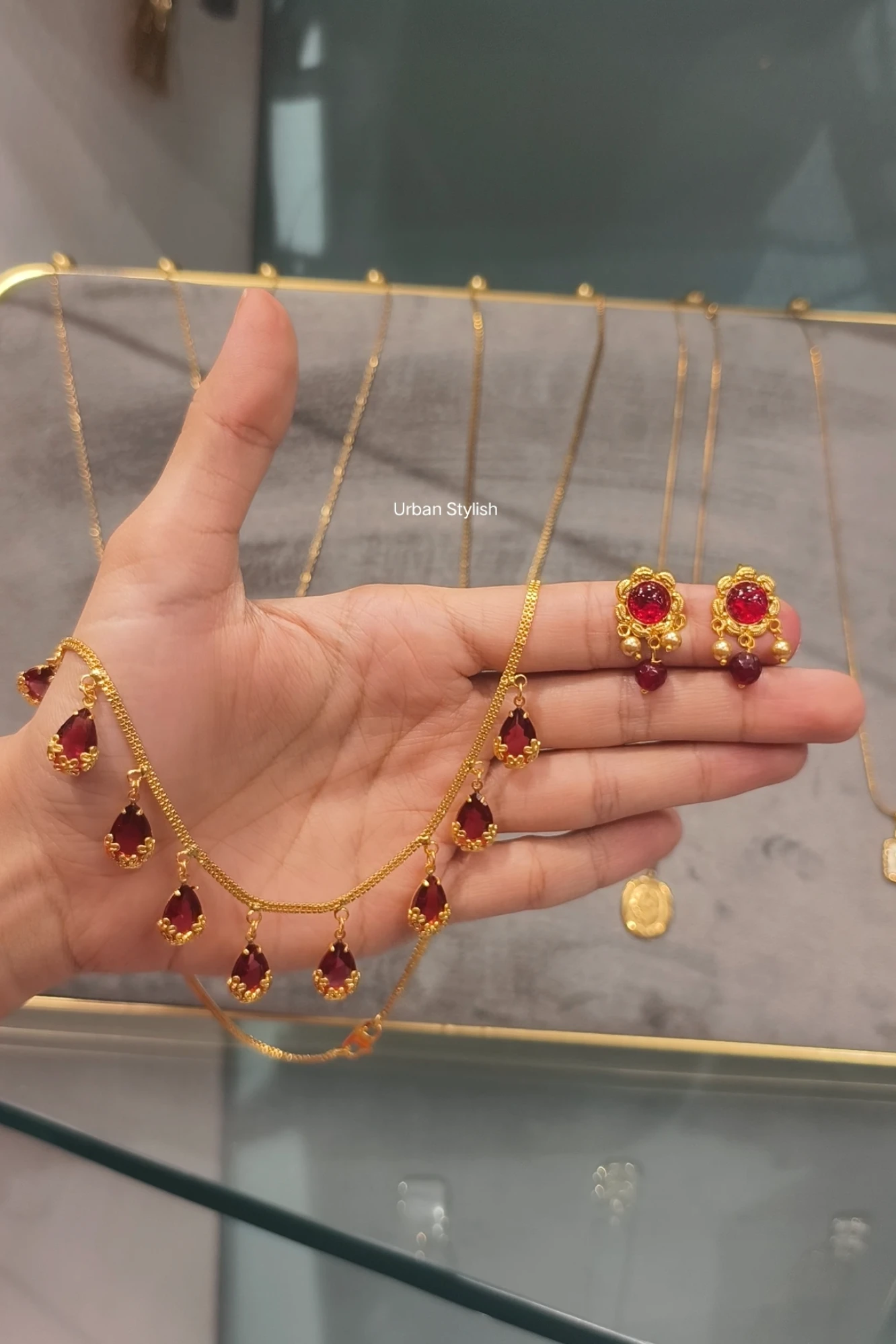 INAYA EMERALD NACKLACE WITH EARRINGS