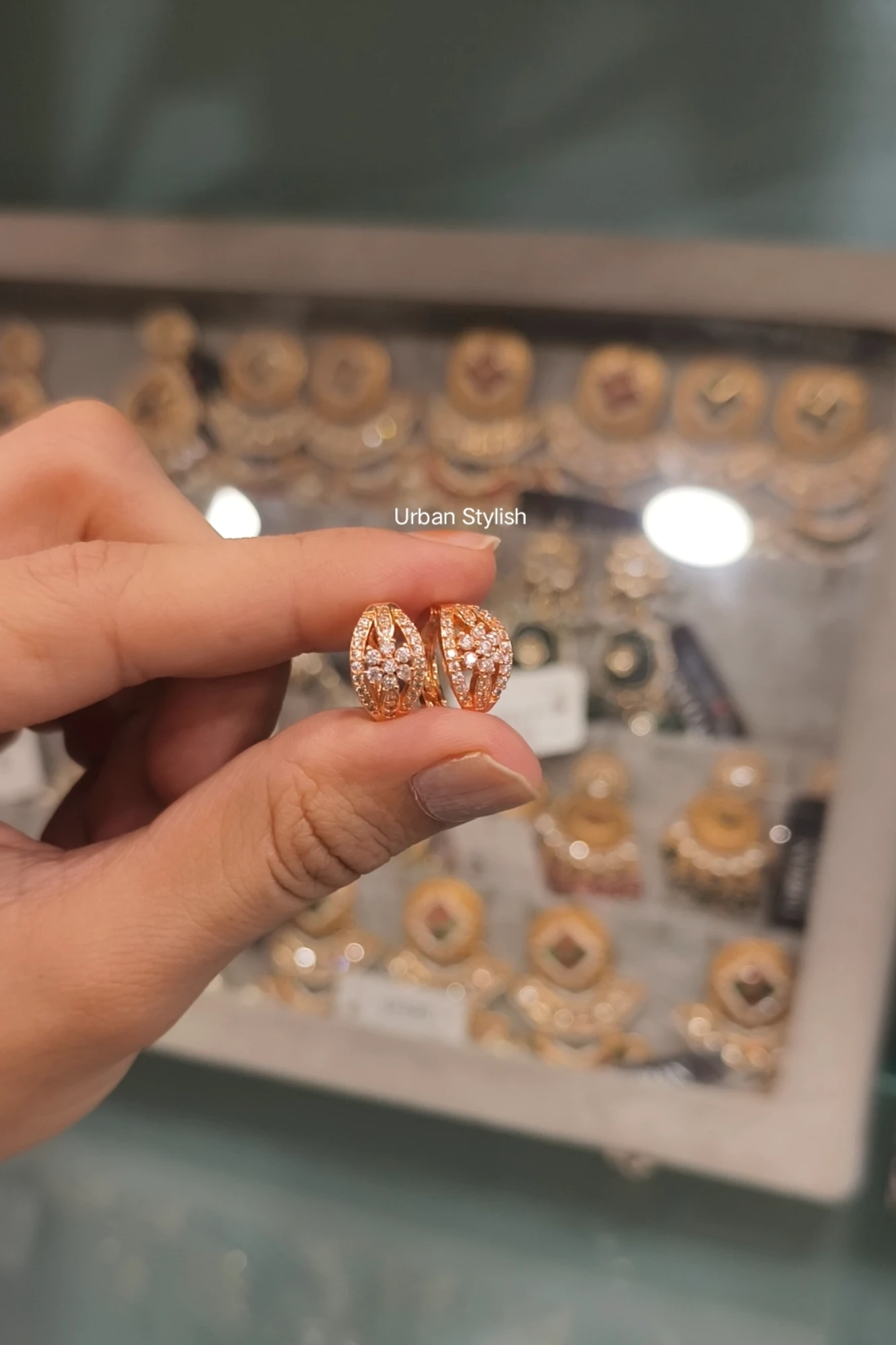 INAYA DAILY WEAR HOOP EARRINGS