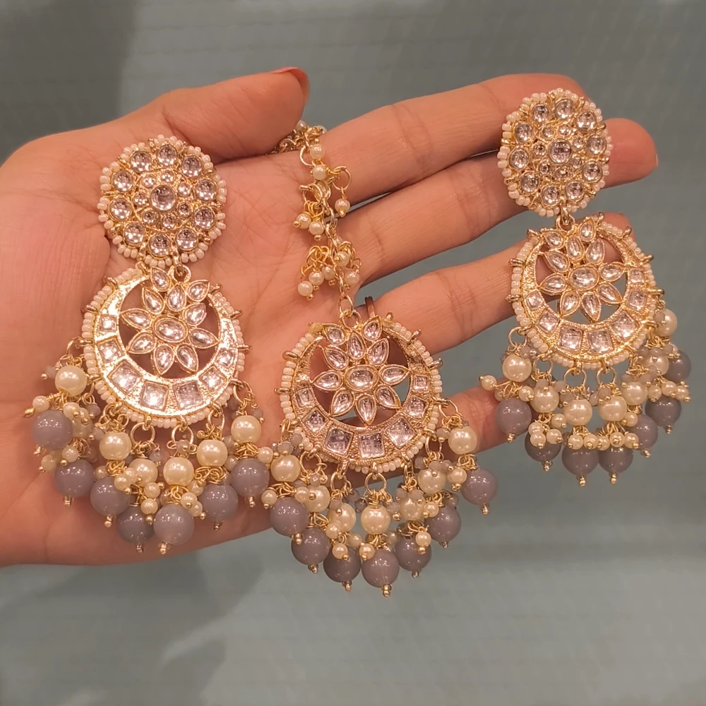 GREY EARRINGS WITH TIKKA