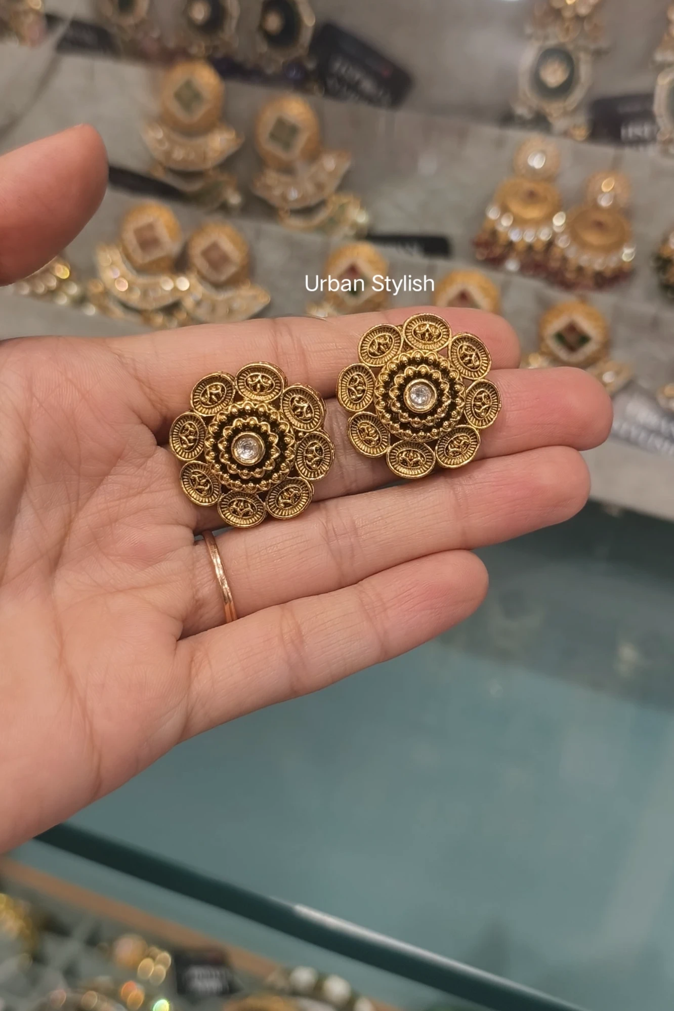 LILY ANTIQUE GOLD LOOK EARRINGS (10A)