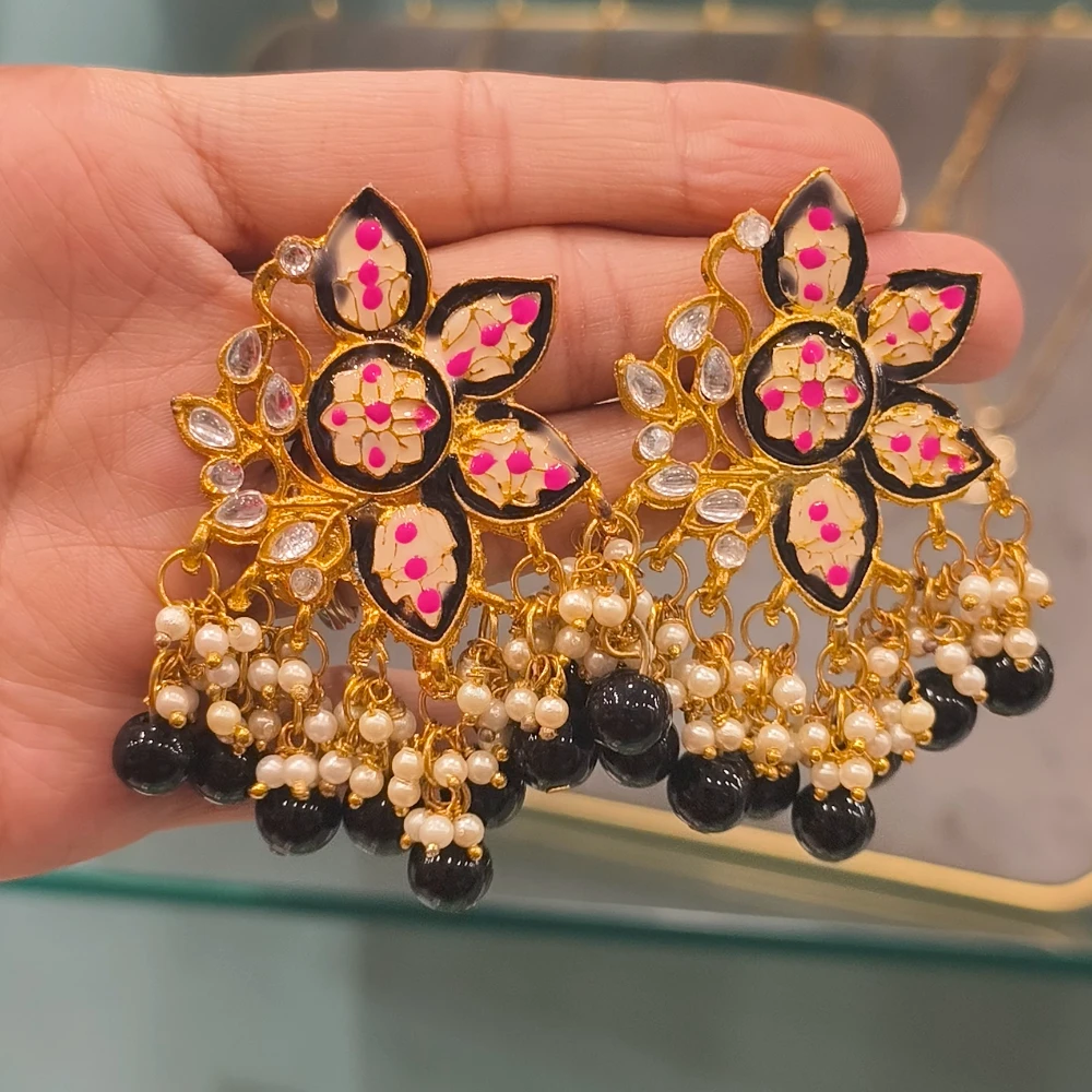 BLACK FLOWER EARRINGS
