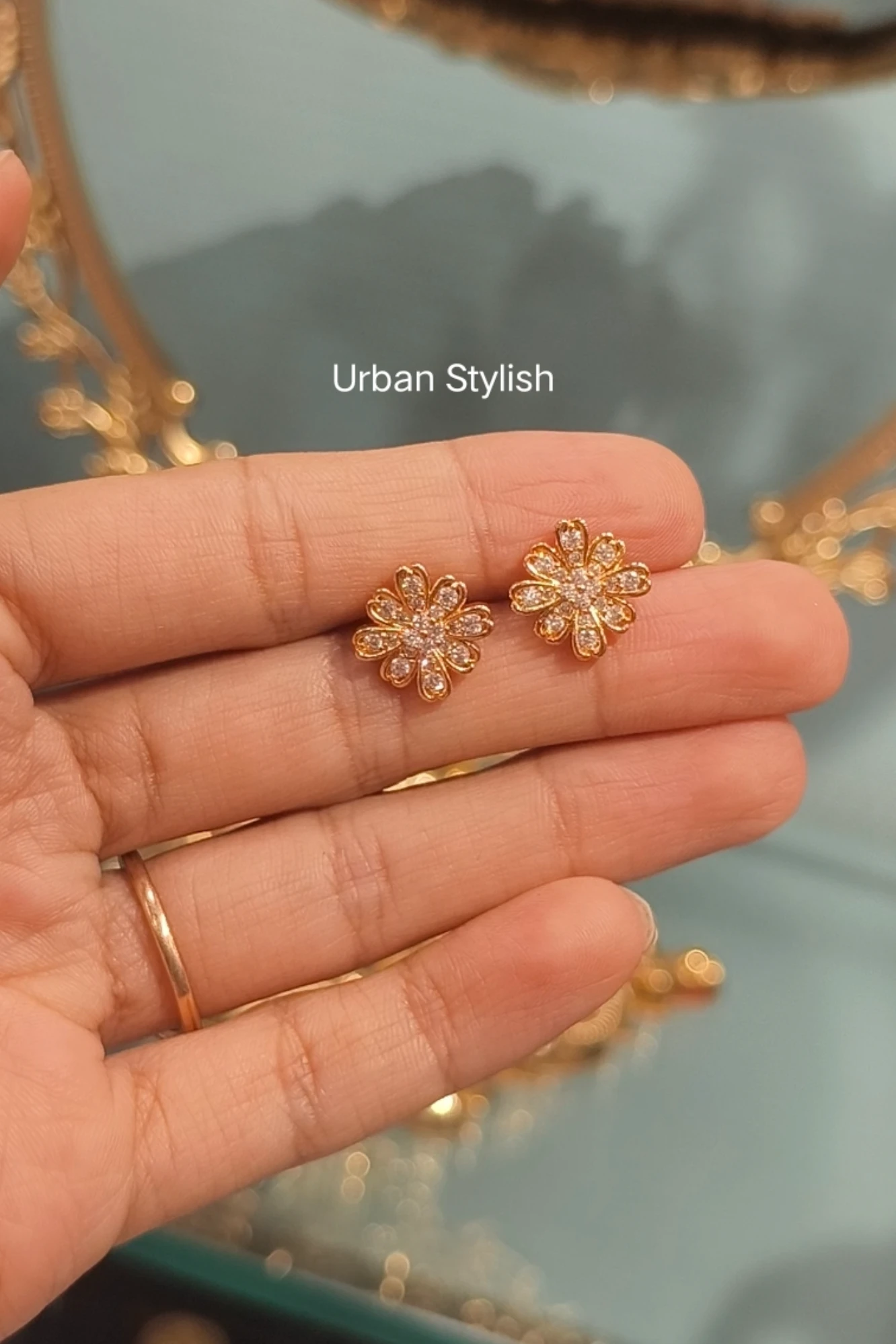 DAISY SHINE STUDS (6A)
