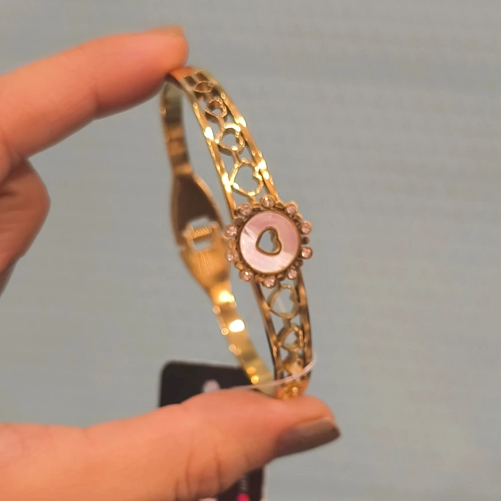 GOLDEN ROUND HEART BRACELET