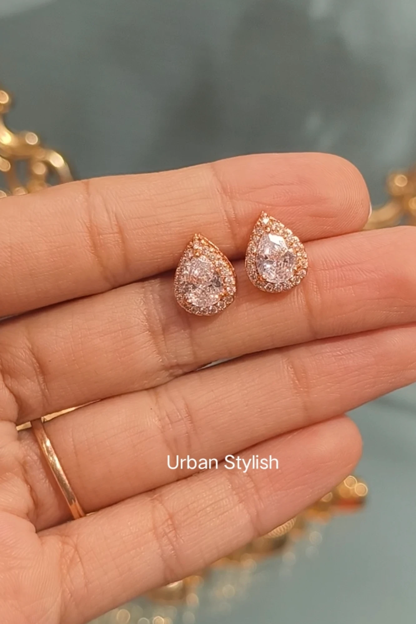 PEARL DROP STUDS (6A)