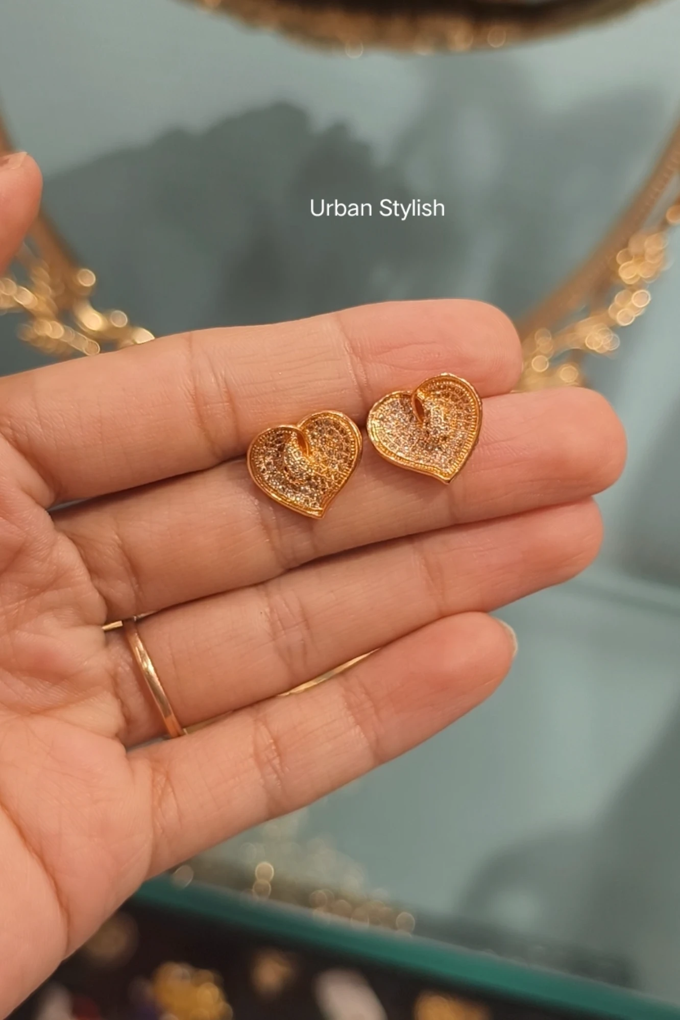 GOLDEN HEARTBEAT STUDS (6A)