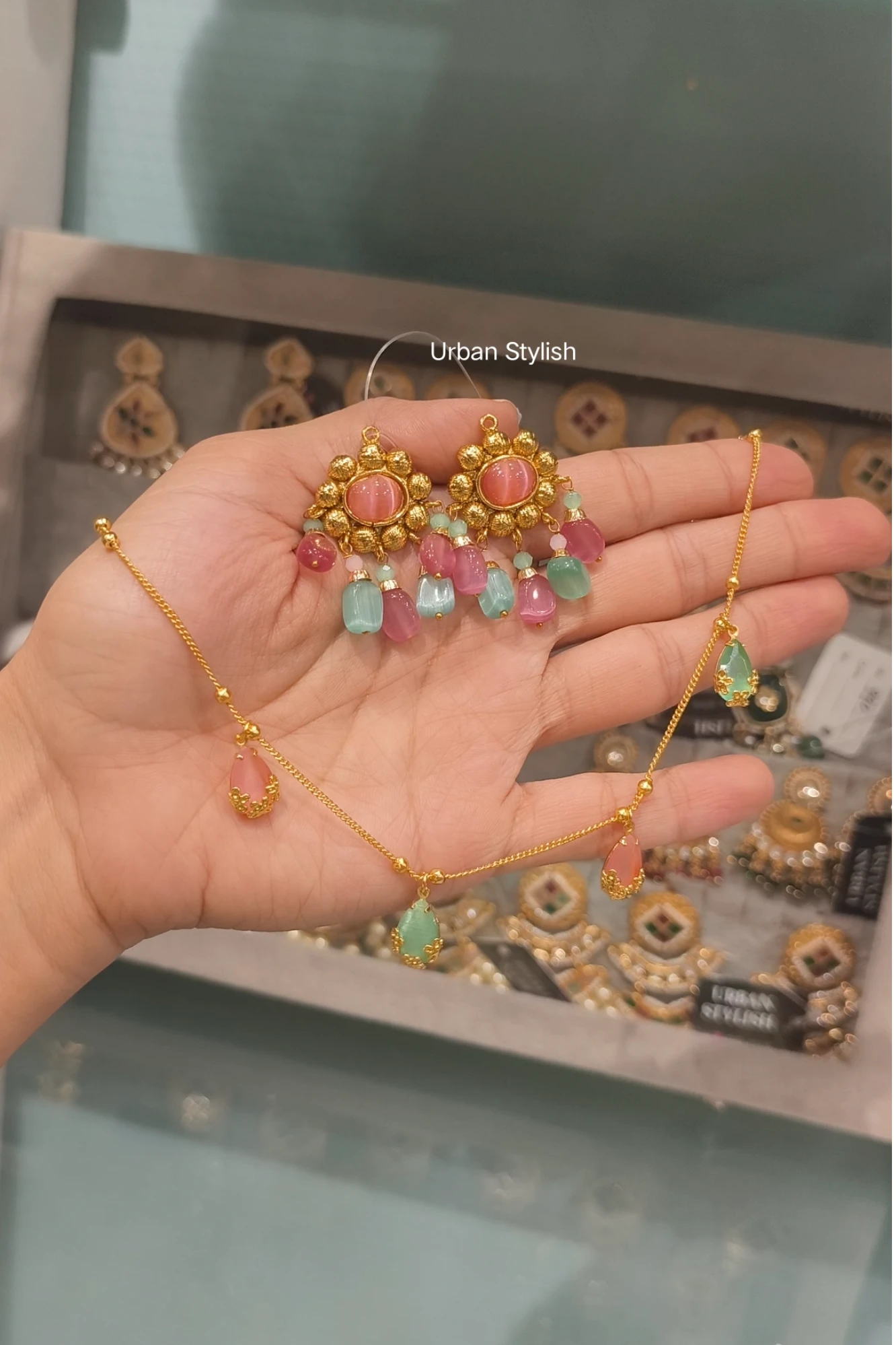 ZOYA TEARDROPS NACKLACE WITH EARRINGS