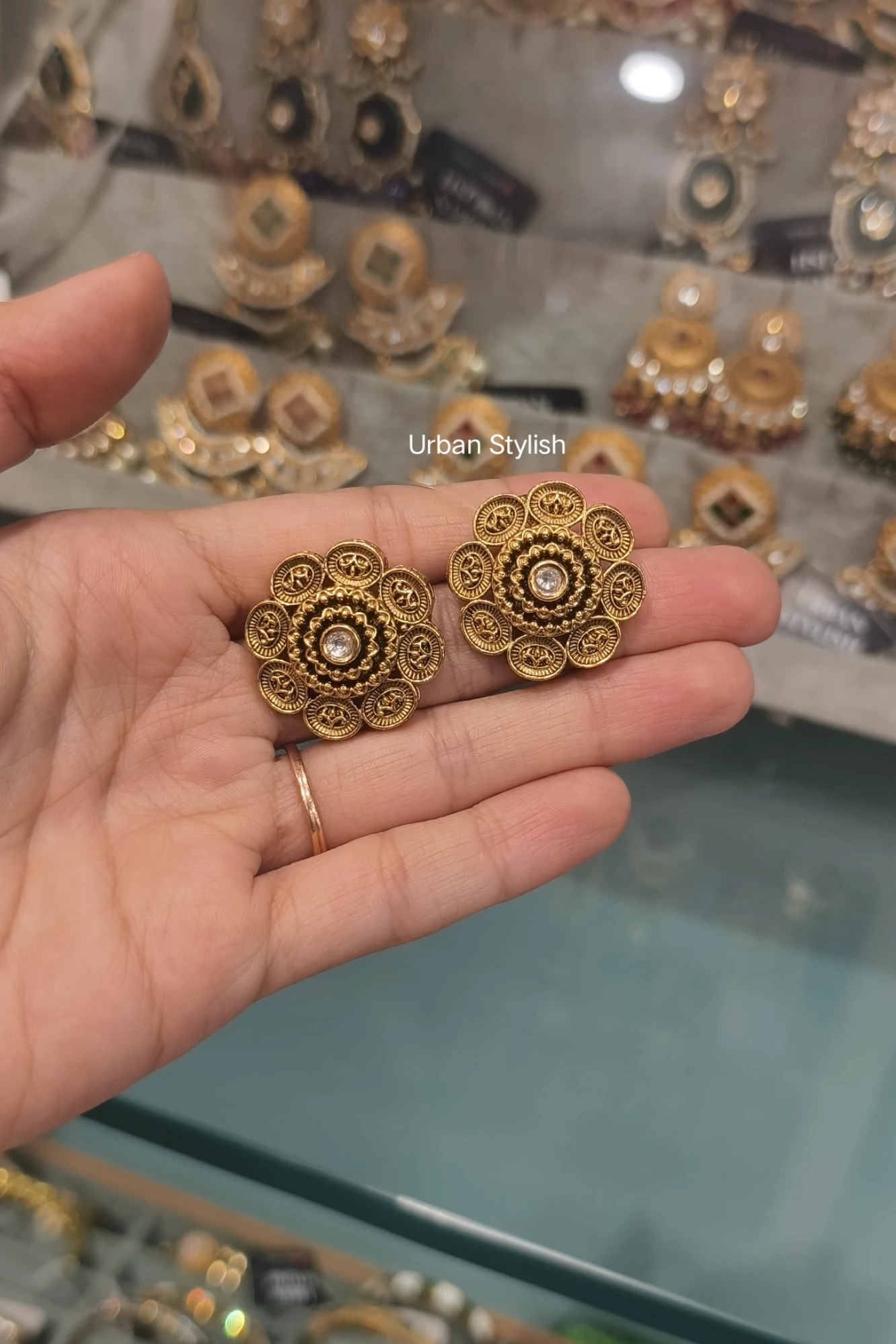 LILY ANTIQUE GOLD LOOK EARRINGS (10A)