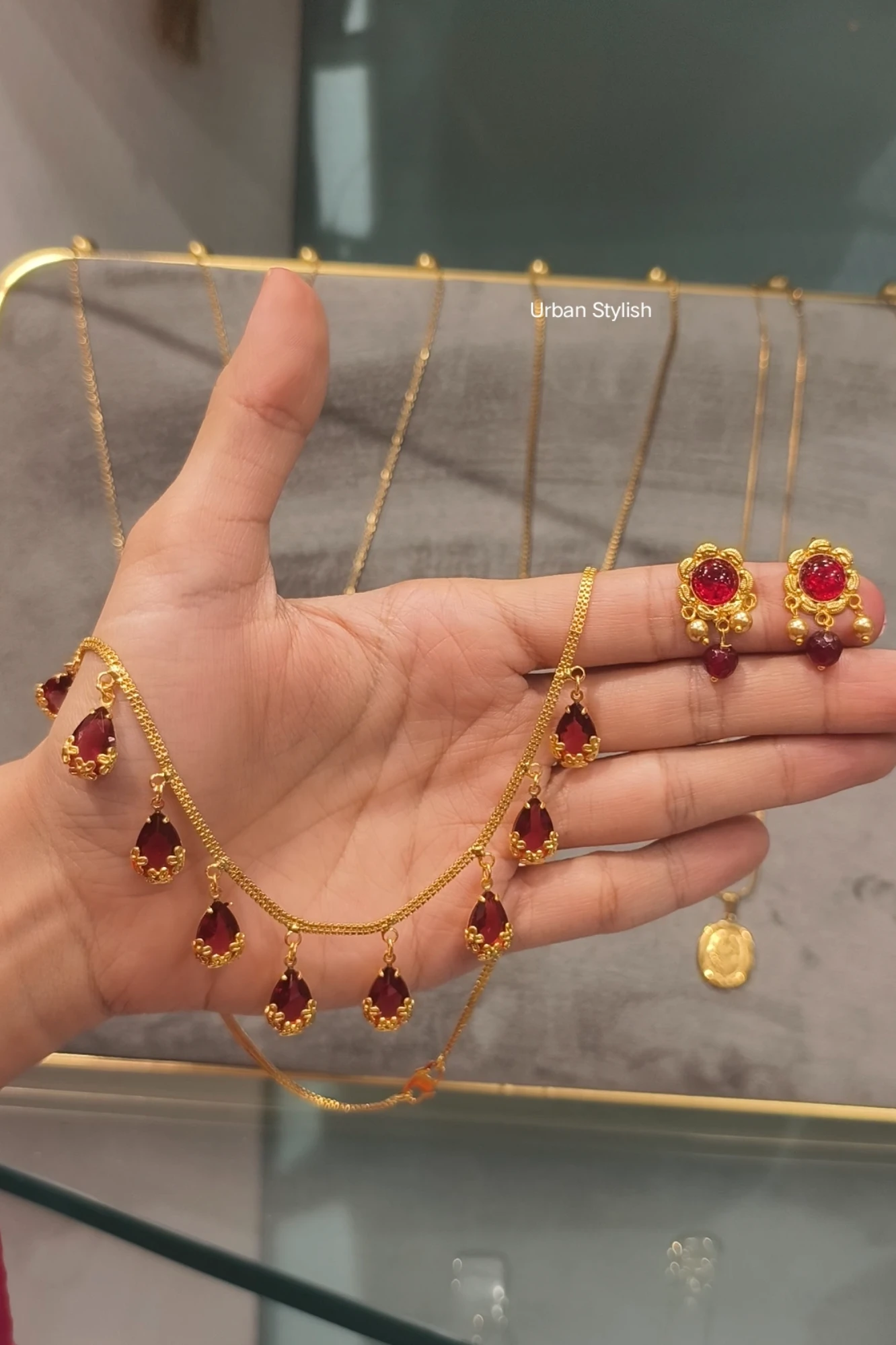INAYA EMERALD NACKLACE WITH EARRINGS