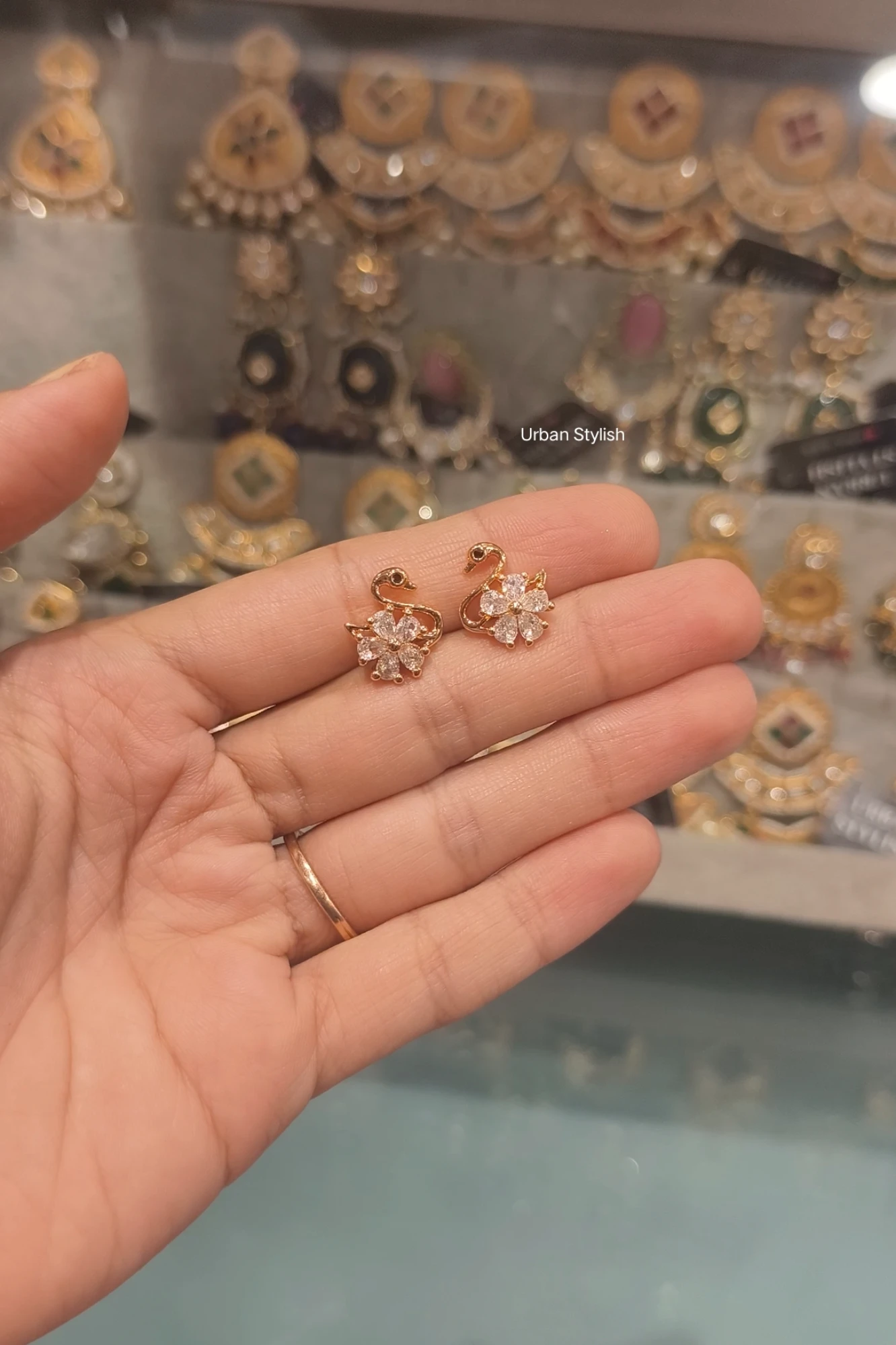 ASTIBLE AD STUDS