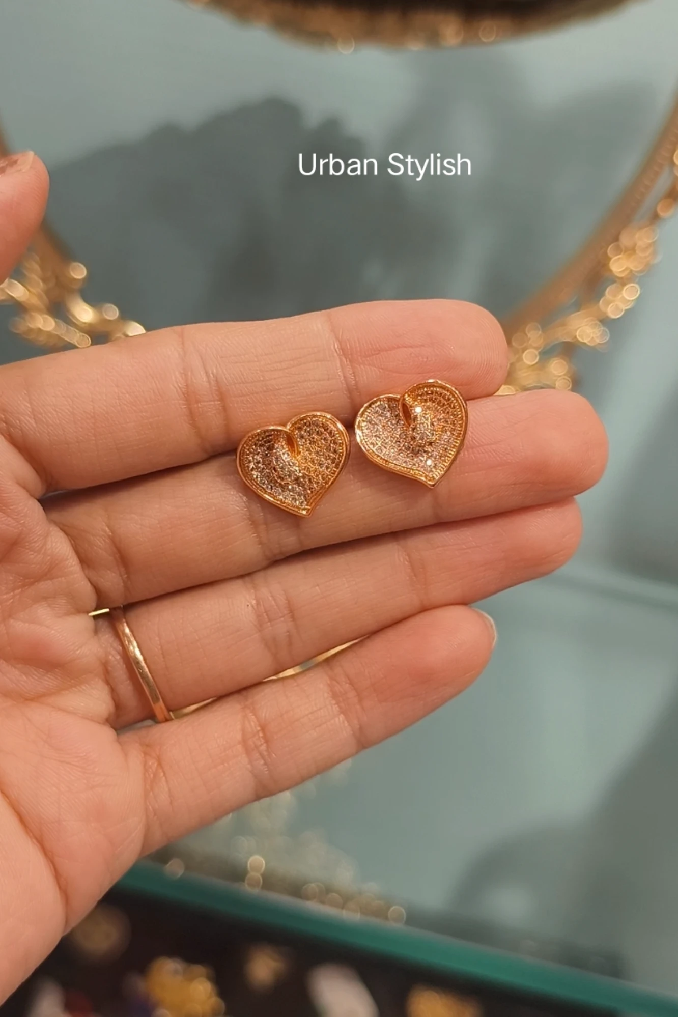 GOLDEN HEARTBEAT STUDS (6A)
