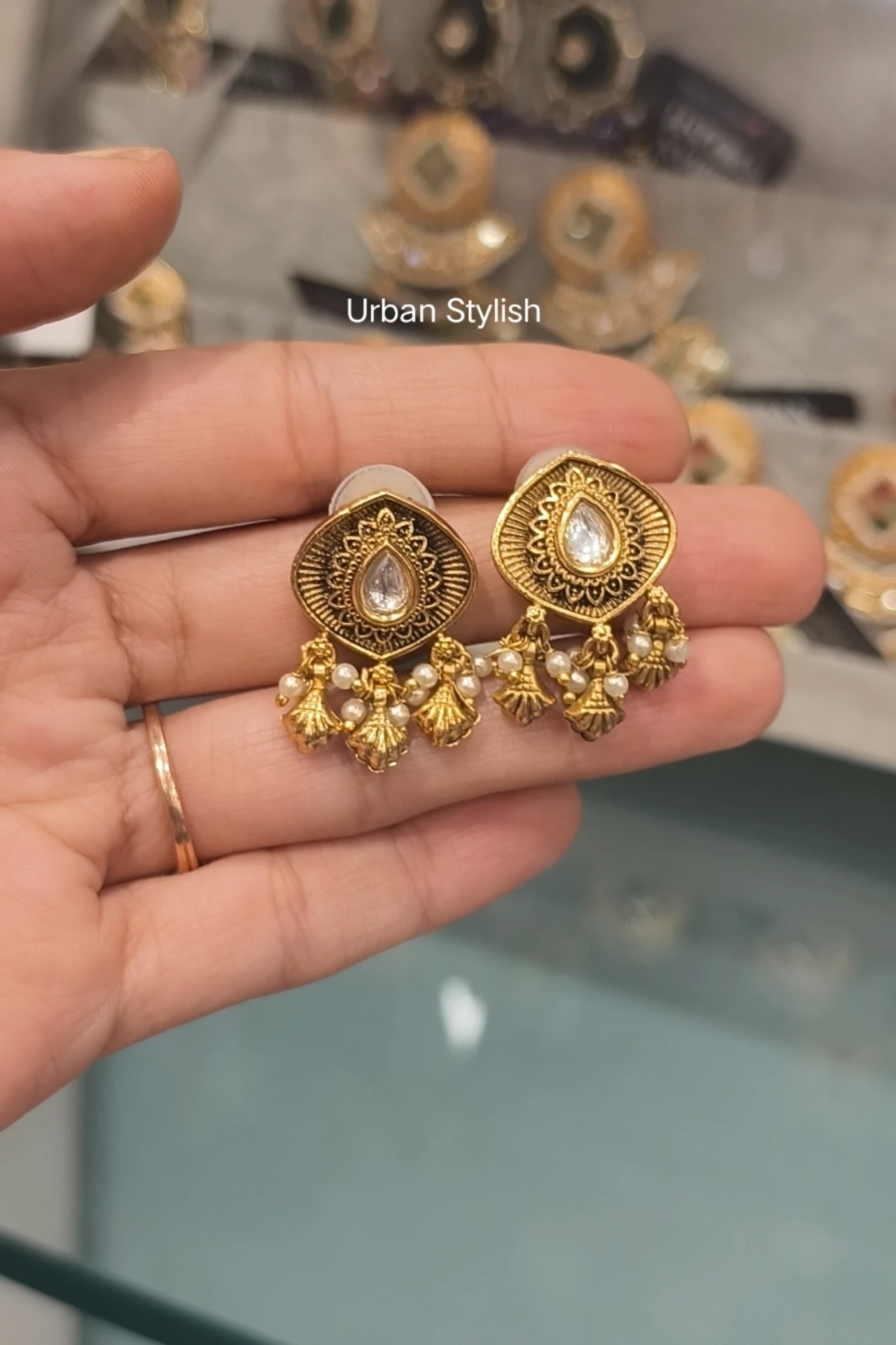 PANCY ANTIQUE GOLD LOOK EARRINGS (10A)