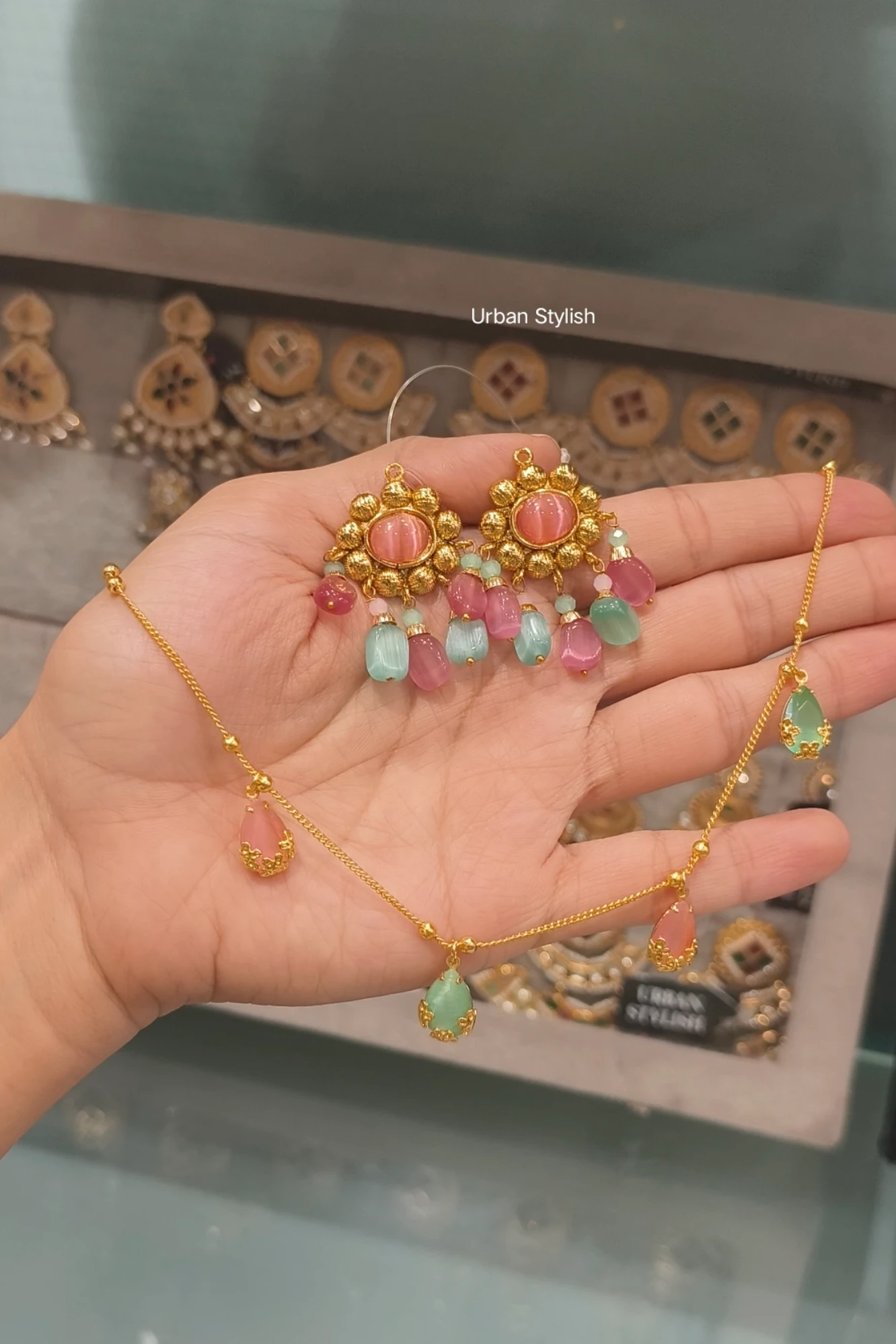 ZOYA TEARDROPS NACKLACE WITH EARRINGS