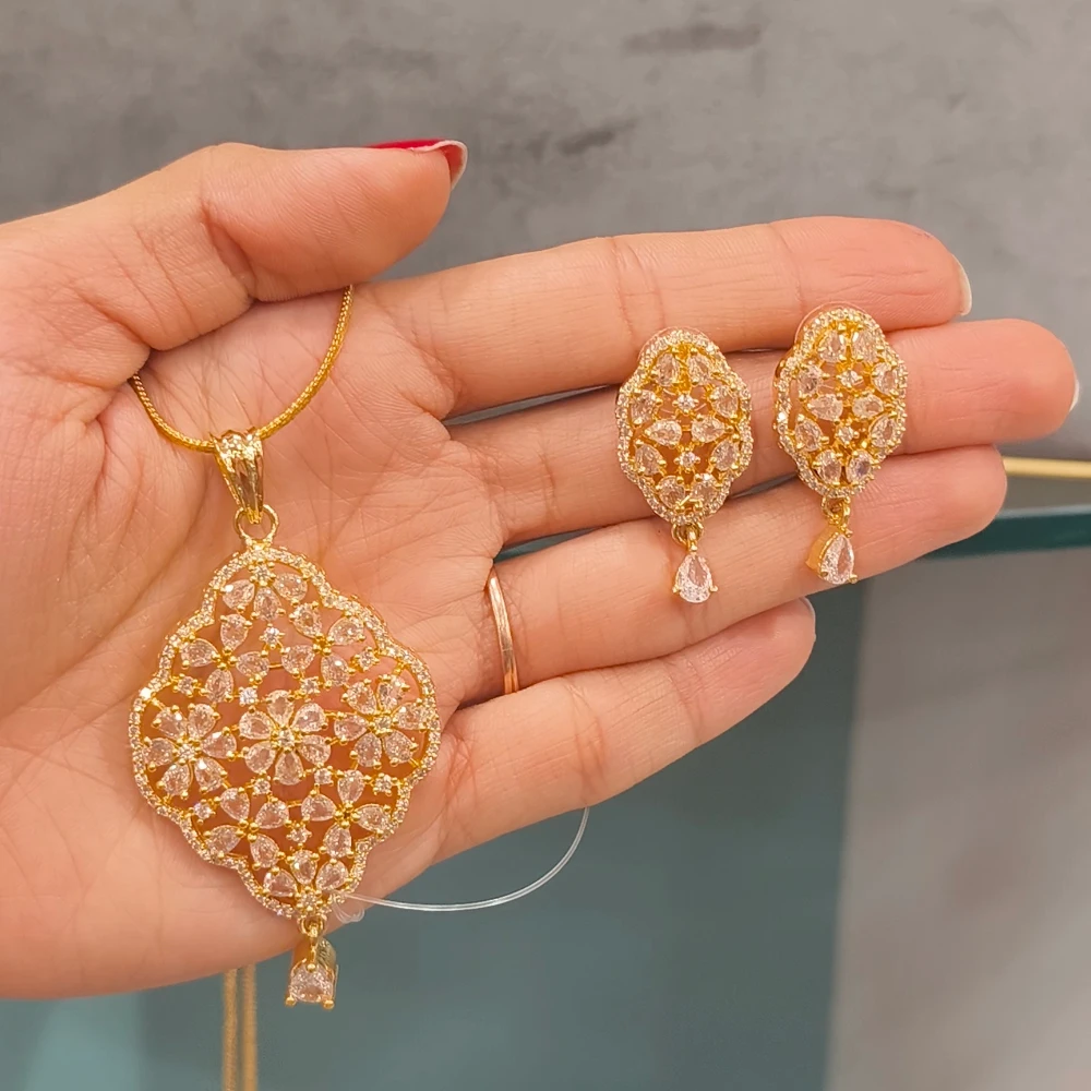 ZAHARA GOLDEN PENDANT AND EARRINGS