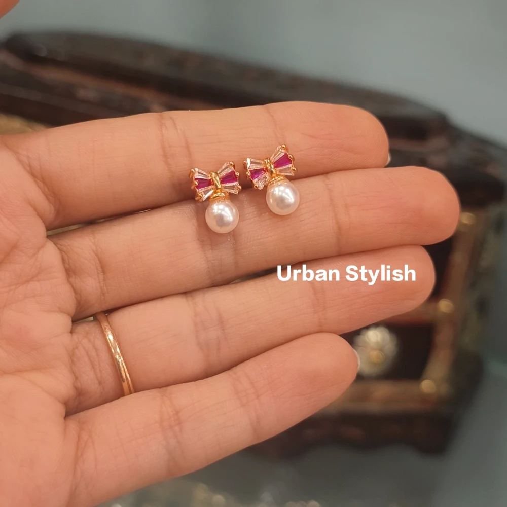 NOOR AD BOW STUDS