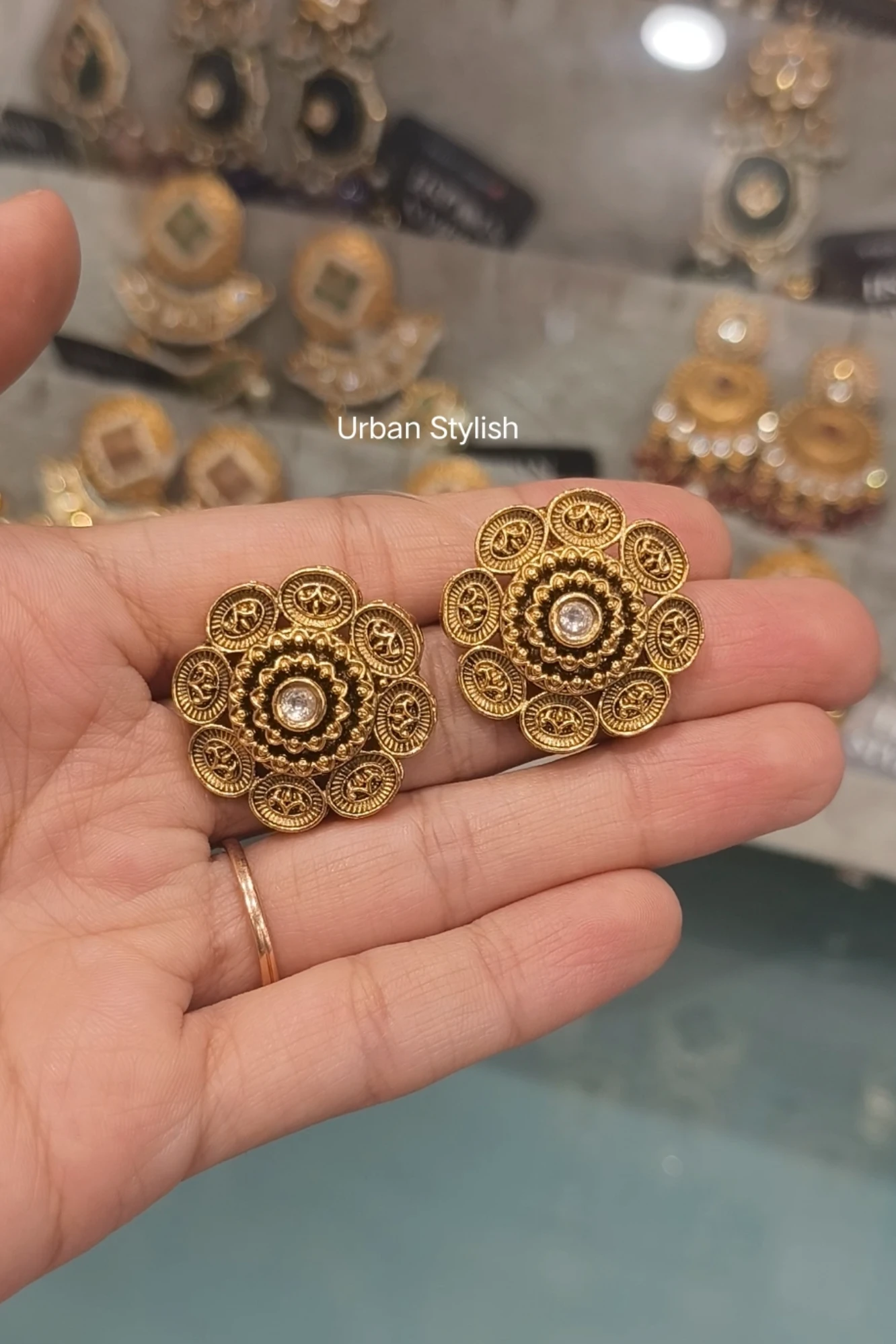 LILY ANTIQUE GOLD LOOK EARRINGS (10A)