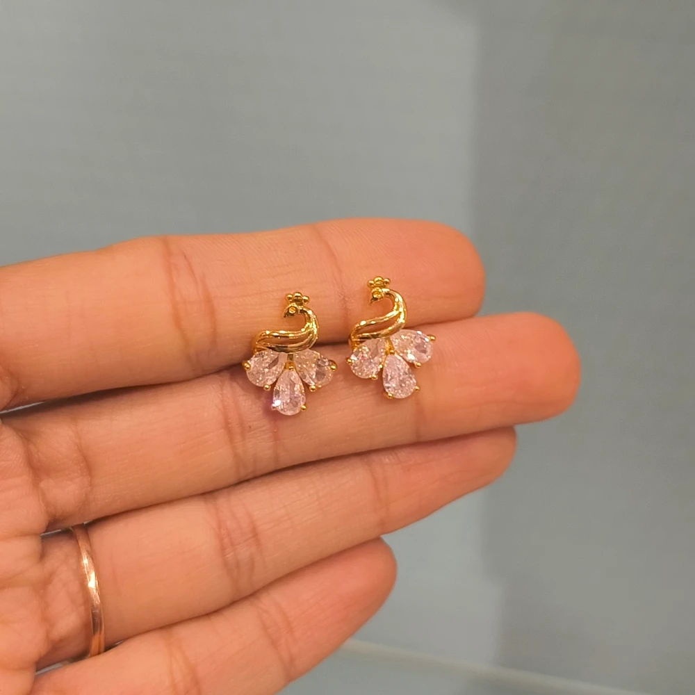 AMEERA WHITE STUD