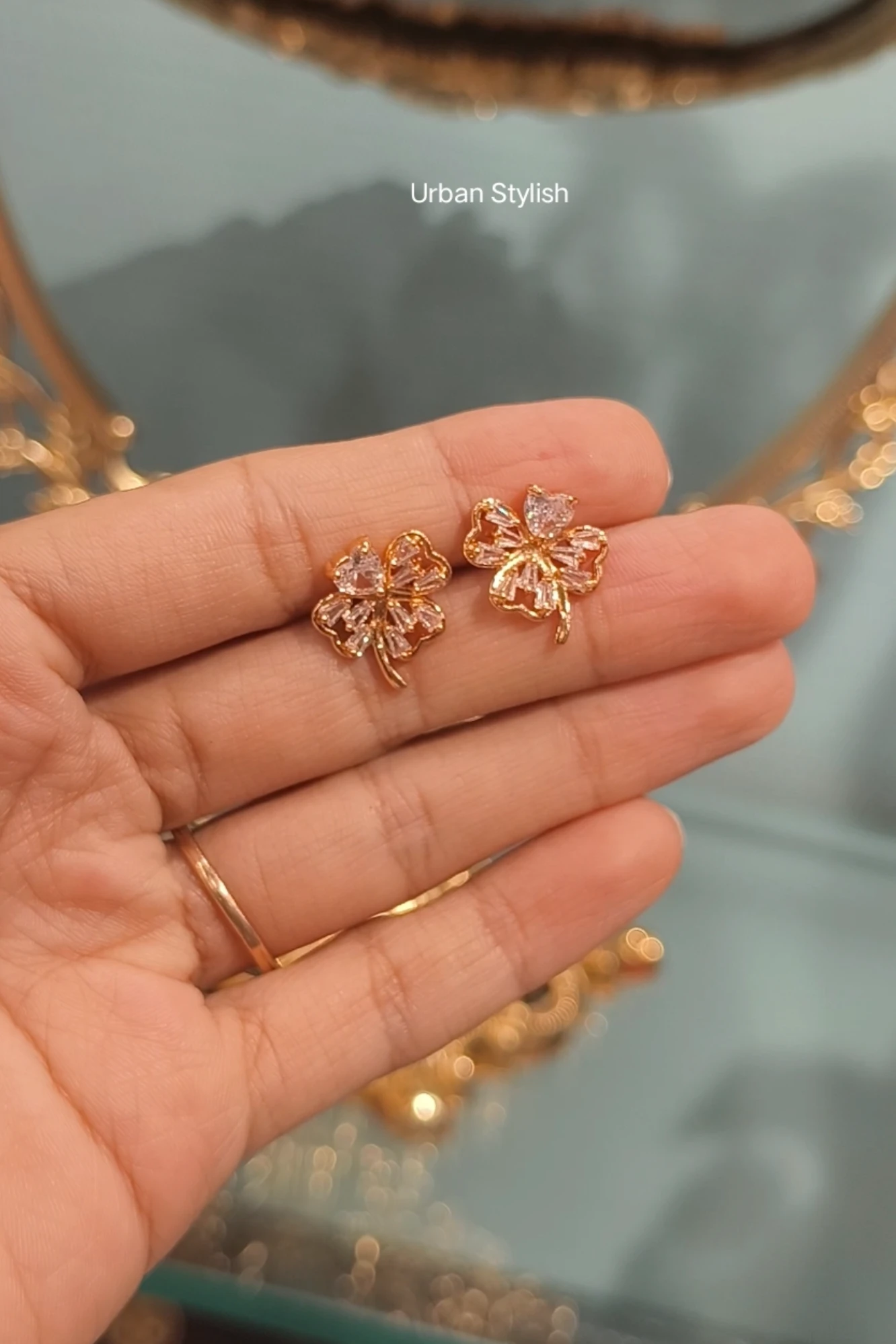 ROSE BLOOM GOLDEN STUDS (6A)