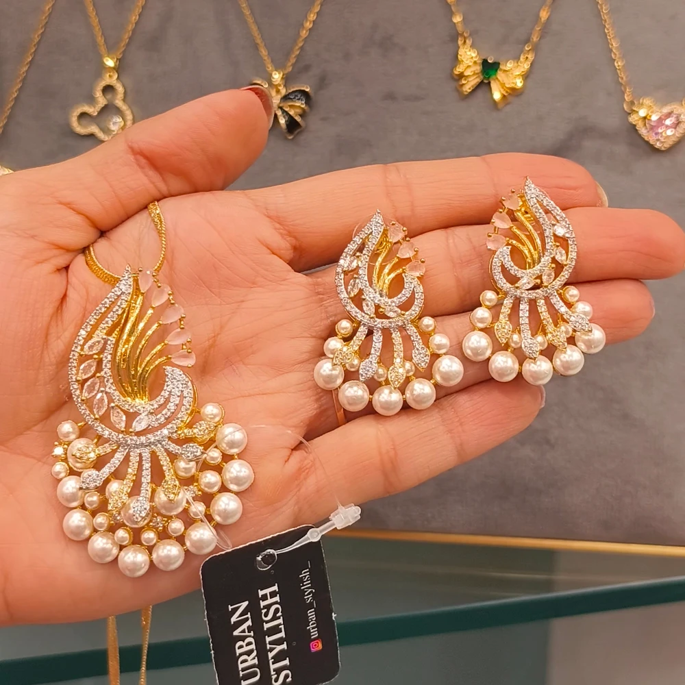 ZINAT GOLDEN AD PENDANT WITH EARRINGS