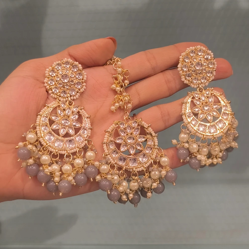 GREY EARRINGS WITH TIKKA