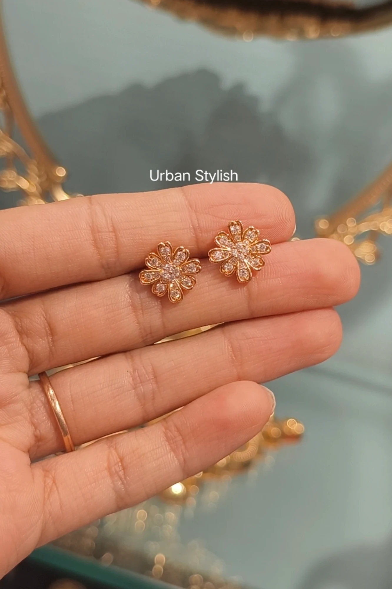 DAISY SHINE STUDS (6A)