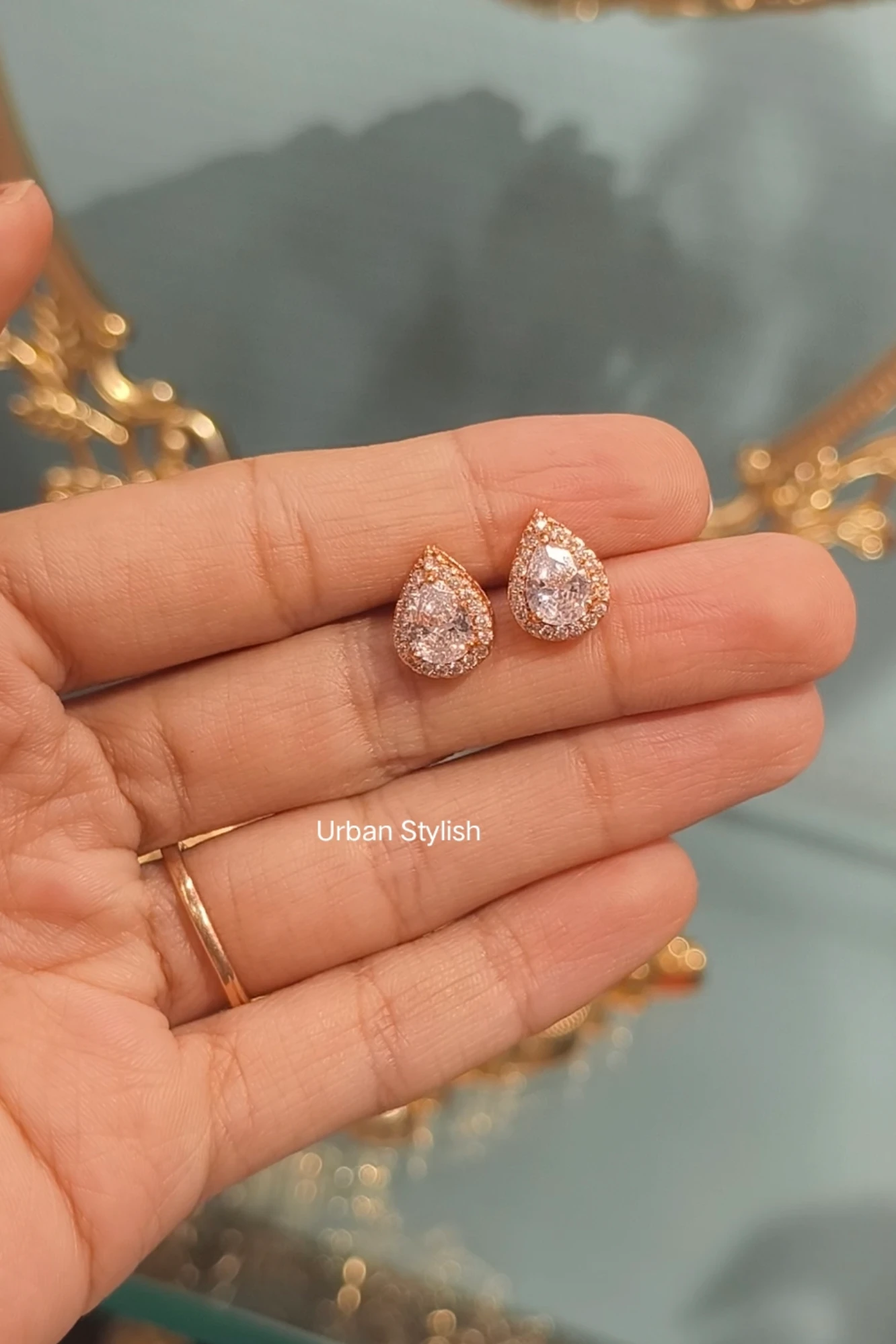 PEARL DROP STUDS (6A)