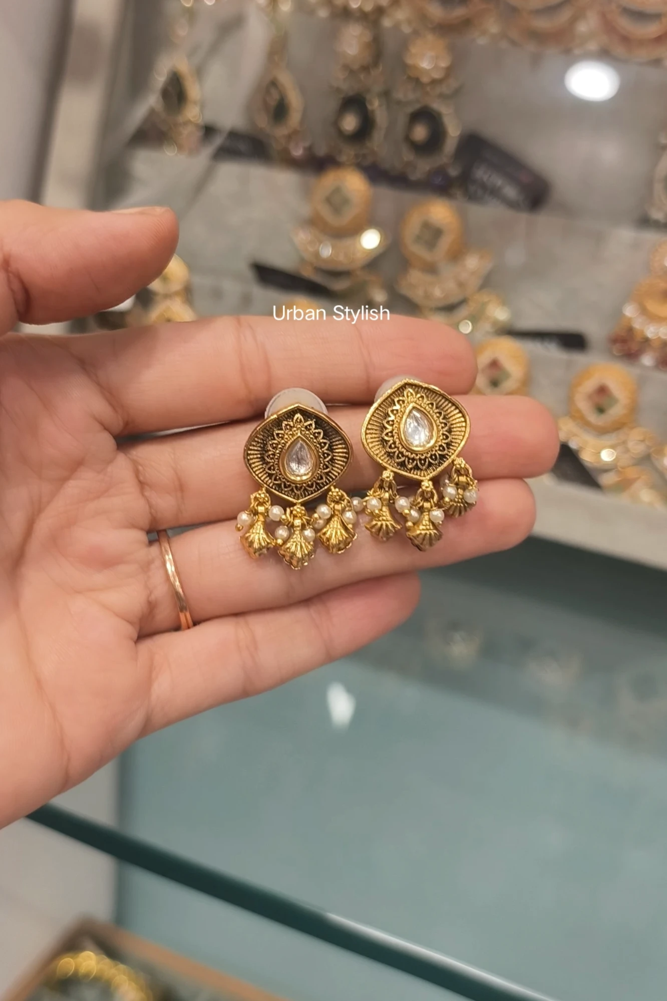 PANCY ANTIQUE GOLD LOOK EARRINGS (10A)