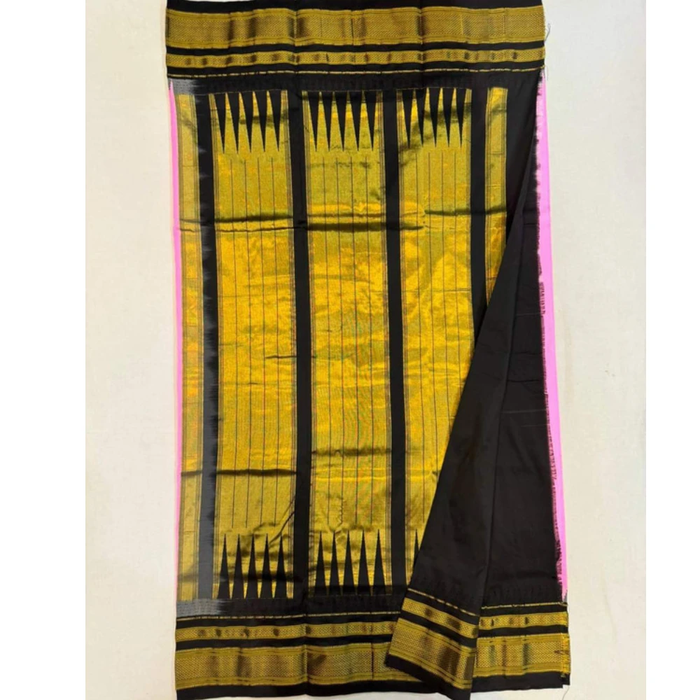 Pure Ilkaal Checks saree in Leaf Green and Black with zari border and traditional woven patterns