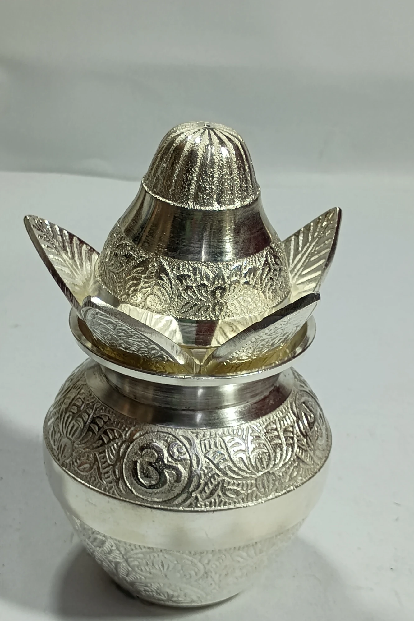 Kalash with Nariyal-6.5No-Z11411